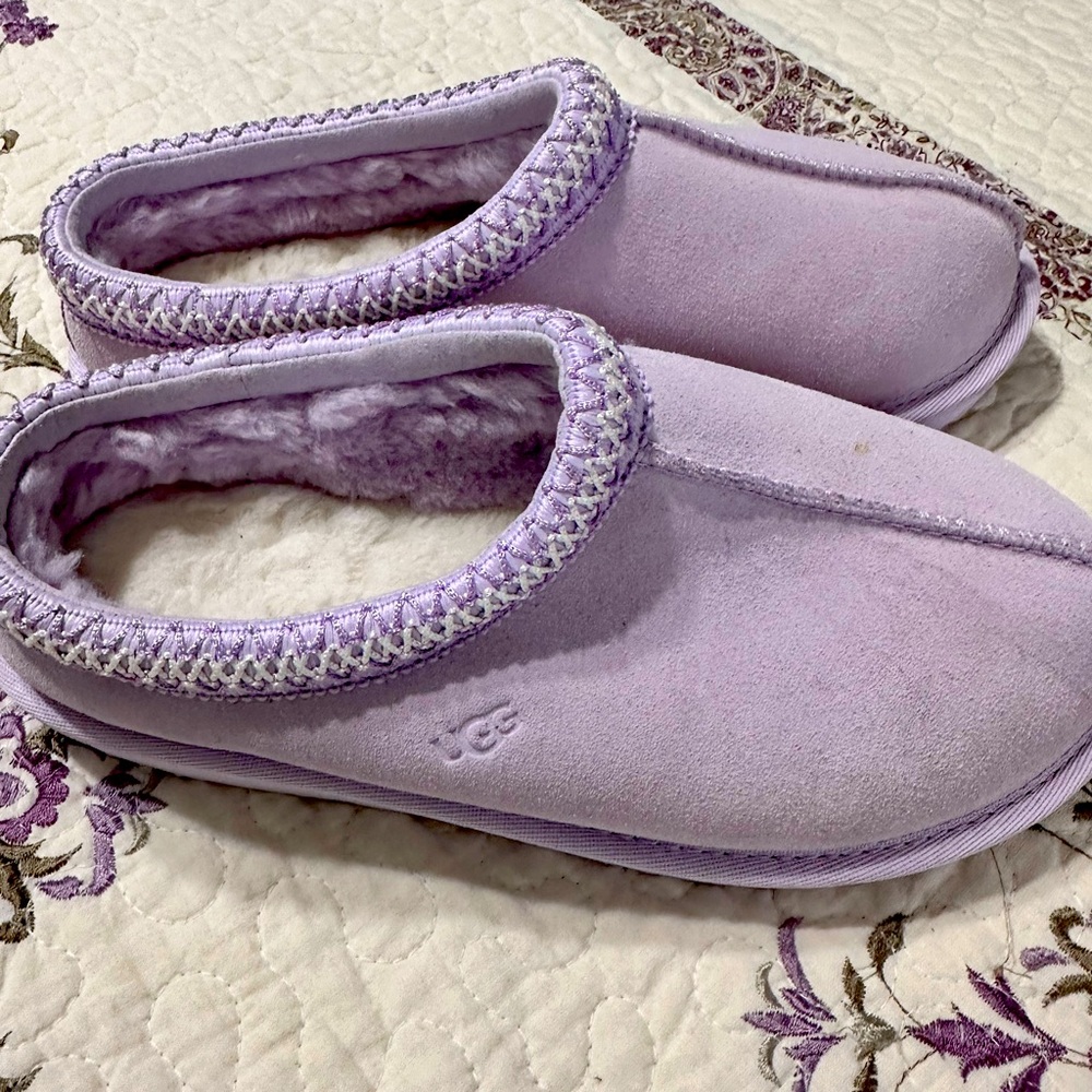 Purple lavender Uggs talismans style NWOT size 7 women